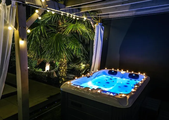 By Aix Keys Avec Jacuzzi Privatif 5 Min Des Plages Fouras Bed and Breakfast