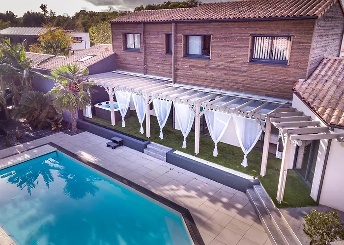 By Aix Keys Avec Jacuzzi Privatif 5 Min Des Plages Fouras Bed and Breakfast