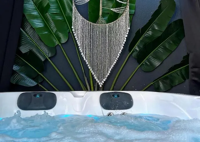 By Aix Keys Avec Jacuzzi Privatif 5 Min Des Plages Fouras Bed and Breakfast