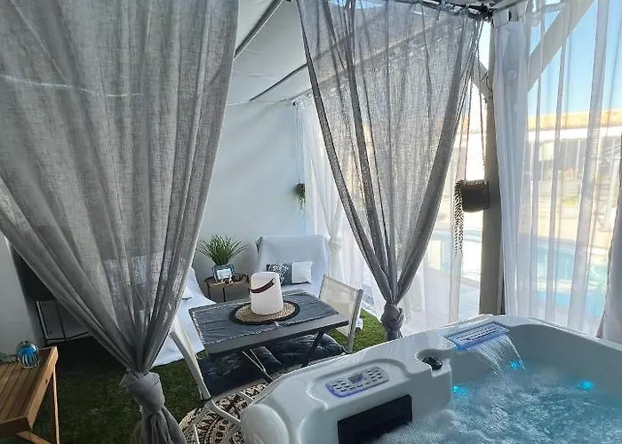 By Aix Keys Avec Jacuzzi Privatif 5 Min Des Plages Fouras Bed and Breakfast 4*