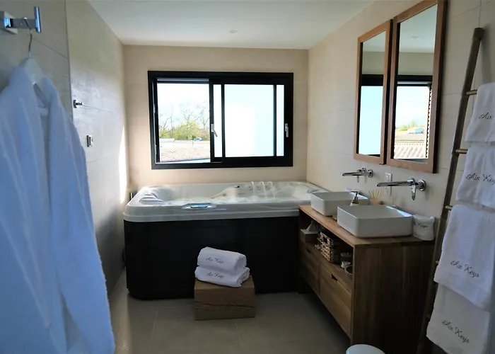 By Aix Keys Avec Jacuzzi Privatif 5 Min Des Plages Fouras Bed and Breakfast Saint-Laurent-de-la-Prée